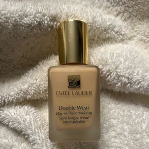 Estée Lauder Double Wear foundation 2N1